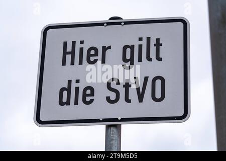 Parsdorf, Bavière, Allemagne - 26 novembre 2023 : un panneau de signalisation avec l'inscription : le StVo s'applique ici. Réglementation routière *** Ein Verkehrsschild mit Aufschrift : hier Gilt die StVo. Straßenverkehrsordnung crédit : Imago/Alamy Live News Banque D'Images