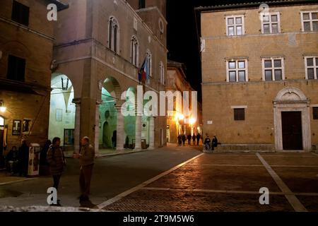 Loggia et clocher du Palazzo Comunale de nuit, Pienza Toscane Banque D'Images