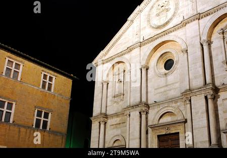 La cathédrale médiévale du Duomo di Pienza Santa Maria Assunta en fin de soirée. Pienza, Italie Banque D'Images