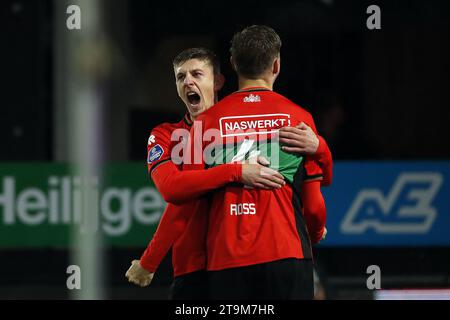 NIJMEGEN - (de gauche à droite) Mees Hoedemakers de NEC Nijmegen, Mathias Ross de NEC Nijmegen célèbre le 1-1 lors du match néerlandais d'Eredivisie entre NEC et Go Ahead Eagles à de Goffert le 26 novembre 2023 à Nijmegen, aux pays-Bas. ANP BART STOUTJESDIJK Banque D'Images