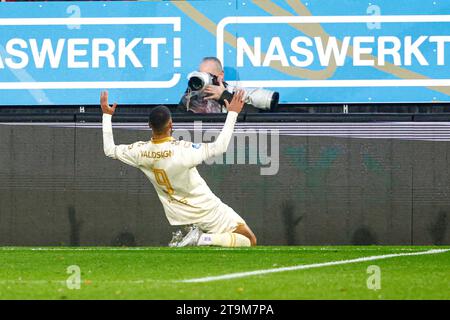 Nijmegen, pays-Bas. 26 novembre 2023. NIJMEGEN, PAYS-BAS - 26 NOVEMBRE : Sylla Sow de Go Ahead Eagles célèbre après avoir marqué le premier but de son équipe lors du match néerlandais d'Eredivisie entre NEC Nijmegen et Go Ahead Eagles au Goffertstadion le 26 novembre 2023 à Nijmegen, pays-Bas. (Photo Broer van den Boom/Orange Pictures) crédit : Orange pics BV/Alamy Live News Banque D'Images