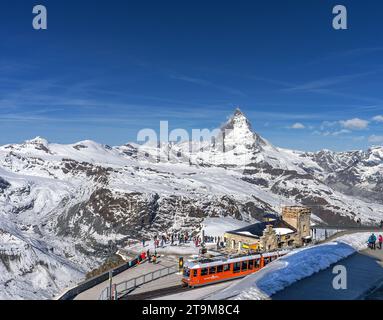 Le Matterhorn, Suisse avec gare Gornergrat et train à crémaillère en premier plan Banque D'Images