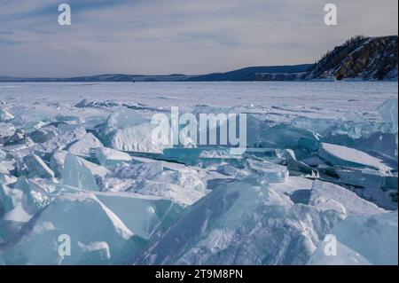 Hummock de glace sur la glace du lac Baïkal. Sur la glace du lac Baïkal. beaux morceaux de glace. Banque D'Images