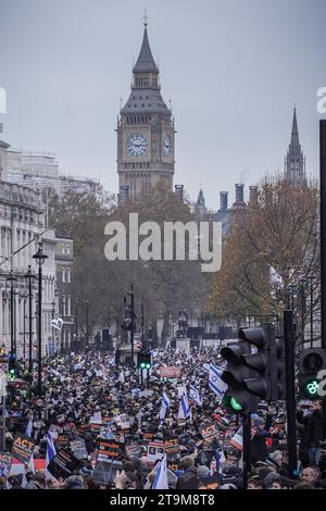 Londres, Royaume-Uni. 26 novembre 2023. Marche contre l'antisémitisme. Des milliers de Juifs et de partisans britanniques assistent à une marche de protestation de masse qui commence devant les cours royales de justice en direction de Whitehall. Crédit : Guy Corbishley/Alamy Live News Banque D'Images