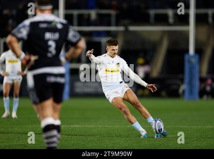 Henry Slade des Exeter Chiefs frappe un penalty lors du Gallagher Premiership Match au Kingston Park Stadium, Newcastle upon Tyne. Date de la photo : dimanche 26 novembre 2023. Banque D'Images