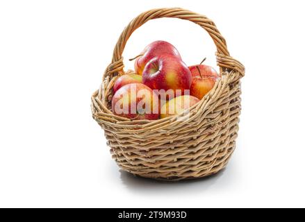 Panier avec des pommes croustillantes isolé sur fond blanc Banque D'Images