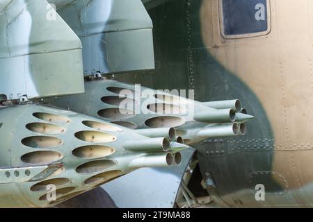 Vieux pods de roquettes d'hélicoptère militaire mi-24 de camouflage de fabrication soviétique Banque D'Images