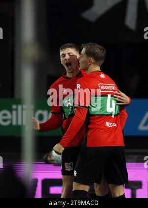 NIJMEGEN - (de gauche à droite) Mees Hoedemakers de NEC Nijmegen, Mathias Ross de NEC Nijmegen célèbre le 1-1 lors du match néerlandais d'Eredivisie entre NEC et Go Ahead Eagles à de Goffert le 26 novembre 2023 à Nijmegen, aux pays-Bas. ANP BART STOUTJESDIJK Banque D'Images