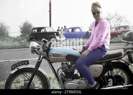 photo en couleur bw d'une jolie fille sur une moto triumph t120 bonneville en 1963. Banque D'Images