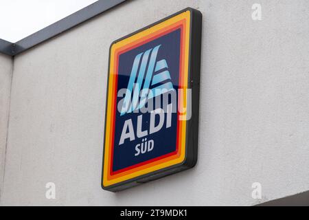 Parsdorf, Bavière, Allemagne - 26 novembre 2023 : Aldi Süd discounter alimentaire et logo de supermarché *** Aldi Süd Lebensmittel discounter und Supermarkt logo crédit : Imago/Alamy Live News Banque D'Images