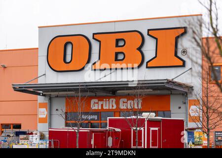 Parsdorf, Bavière, Allemagne - 26 novembre 2023 : logo d'un magasin de bricolage OBI *** logo Ein OBI Baumarkt crédit : Imago/Alamy Live News Banque D'Images