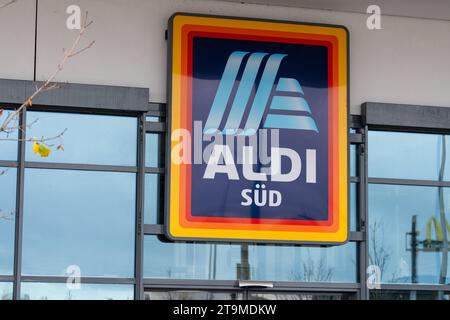 Parsdorf, Bavière, Allemagne - 26 novembre 2023 : Aldi Süd discounter alimentaire et logo de supermarché *** Aldi Süd Lebensmittel discounter und Supermarkt logo crédit : Imago/Alamy Live News Banque D'Images