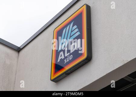 Parsdorf, Bavière, Allemagne - 26 novembre 2023 : Aldi Süd discounter alimentaire et logo de supermarché *** Aldi Süd Lebensmittel discounter und Supermarkt logo crédit : Imago/Alamy Live News Banque D'Images