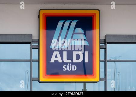 Parsdorf, Bavière, Allemagne - 26 novembre 2023 : Aldi Süd discounter alimentaire et logo de supermarché *** Aldi Süd Lebensmittel discounter und Supermarkt logo crédit : Imago/Alamy Live News Banque D'Images