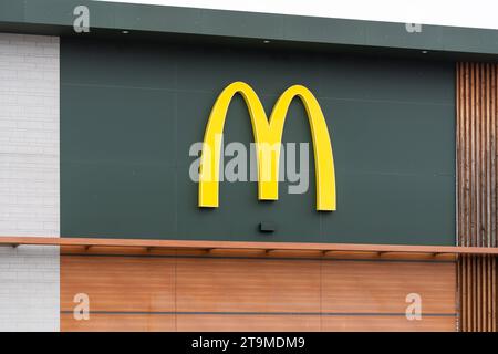 Parsdorf, Bavière, Allemagne - 26 novembre 2023 : logo du restaurant McDonald's fast food et Burger *** logo du restaurant Mc Donalds fastfood und Burger Banque D'Images