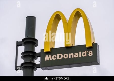 Parsdorf, Bavière, Allemagne - 26 novembre 2023 : McDonald's fast food and Burger Restaurant logo *** Mc Donalds Fastfood und Burger Restaurant logo crédit : Imago/Alamy Live News Banque D'Images