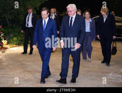 Jérusalem, Israël. 26 novembre 2023. Izchak Herzog (l), président d'Israël, et son épouse Michal Herzog (2e à partir de la droite) accueillent le président fédéral Frank-Walter Steinmeier, son épouse Elke Büdenbender (cachée) et le président du Bundestag Bärbel Bas (SPD, r) pour des entretiens à la résidence officielle du président. Le président fédéral Steinmeier et son épouse sont en Israël dans le cadre d'un voyage de quatre jours au Moyen-Orient avec le président du Bundestag Bas. Ils se rendront ensuite à Oman et au Qatar. Crédit : Bernd von Jutrczenka/dpa/Alamy Live News Banque D'Images