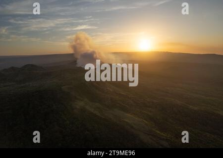 Fumée provenant du volcan dans Masaya Nicaragua vue aérienne drone Banque D'Images