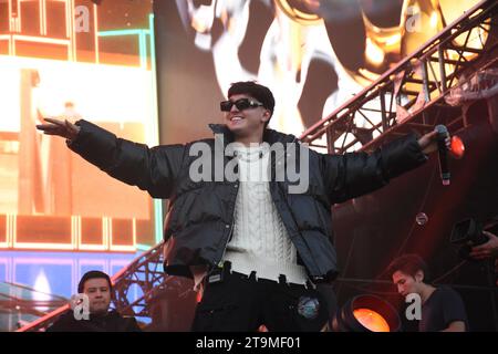 Mexico, Mexique. 25 novembre 2023. 25 novembre 2023, Mexico, Mexique : le chanteur mexicain Gabito Ballesteros, se produit sur scène dans le cadre du festival de musique reggaeton 'Coca Cola Flow Fest 2023' à Autodromo Hermanos Rodriguez. Le 25 novembre 2023 à Mexico, Mexique. (Photo de Essene Hernandez/Eyepix/Sipa USA) crédit : SIPA USA/Alamy Live News Banque D'Images