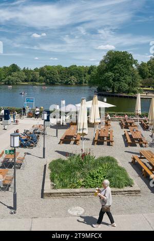 Le jardin historique de la bière Zenner sur les rives de la Spree dans le quartier de Treptow à Berlin, populaire auprès des touristes et des habitants Banque D'Images