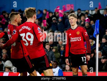 Alejandro Garnacho (à droite) de Manchester United célèbre après avoir marqué le premier but de leur équipe du match avec un coup de pied au-dessus de la tête lors du match de Premier League à Goodison Park, Liverpool. Date de la photo : dimanche 26 novembre 2023. Banque D'Images