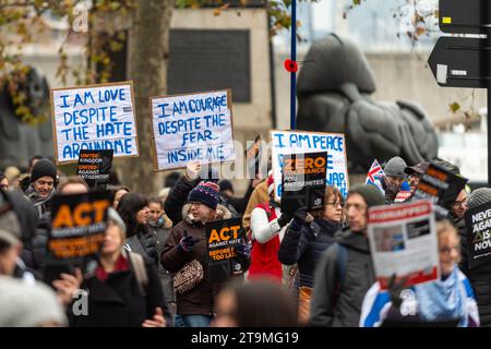 Londres, Royaume-Uni. 26 novembre 2023. People on Victoria Embankment lors d'une marche contre l'antisémitisme, une manifestation contre l'antisémitisme au Royaume-Uni, organisée par l'association caritative Campaign Against Antisemitism, à partir des cours royales de justice. Un cessez-le-feu temporaire dans la guerre du Hamas en Israël, qui a commencé avec l’attaque du Hamas contre Israël le 7 octobre, a permis à un certain nombre d’otages israéliens d’être libérés par le Hamas en échange de prisonniers palestiniens. Crédit : Stephen Chung / Alamy Live News Banque D'Images