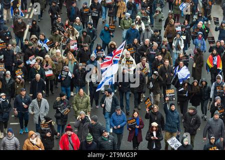 Londres, Royaume-Uni. 26 novembre 2023. People on Victoria Embankment lors d'une marche contre l'antisémitisme, une manifestation contre l'antisémitisme au Royaume-Uni, organisée par l'association caritative Campaign Against Antisemitism, à partir des cours royales de justice. Un cessez-le-feu temporaire dans la guerre du Hamas en Israël, qui a commencé avec l’attaque du Hamas contre Israël le 7 octobre, a permis à un certain nombre d’otages israéliens d’être libérés par le Hamas en échange de prisonniers palestiniens. Crédit : Stephen Chung / Alamy Live News Banque D'Images