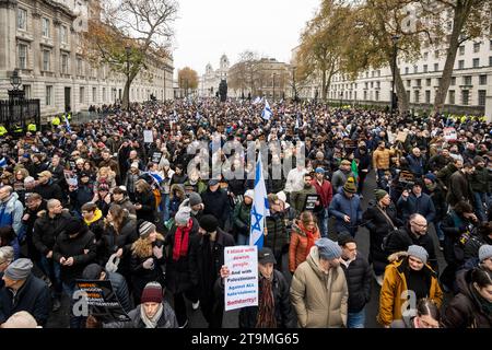 Londres, Royaume-Uni. 26 novembre 2023. People on Whitehall lors d'une marche contre l'antisémitisme, une manifestation contre l'antisémitisme au Royaume-Uni, organisée par l'association caritative Campaign Against Antisemitism, à partir des cours royales de justice. Un cessez-le-feu temporaire dans la guerre du Hamas en Israël, qui a commencé avec l’attaque du Hamas contre Israël le 7 octobre, a permis à un certain nombre d’otages israéliens d’être libérés par le Hamas en échange de prisonniers palestiniens. Crédit : Stephen Chung / Alamy Live News Banque D'Images