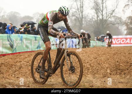 Dublin, Irlande. 26 novembre 2023. Le Belge Witse Meeussen photographié en action lors de la course élite masculine de l'épreuve cycliste de coupe du monde de cyclocross à Dublin, Irlande, étape 5 (sur 14) de la compétition de coupe du monde de cyclocross UCI, dimanche 26 novembre 2023. BELGA PHOTO DAMIEN EAGERS crédit : Belga News Agency/Alamy Live News Banque D'Images