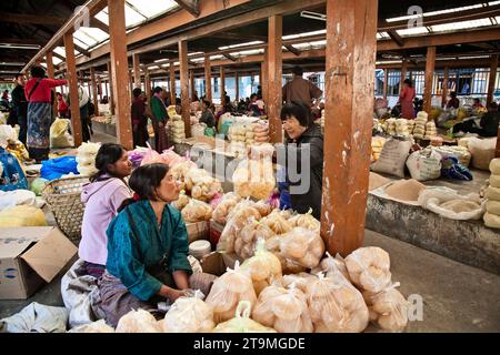 Les habitants font des affaires dans un marché extérieur couvert à Thimphu, au Bhoutan. Banque D'Images
