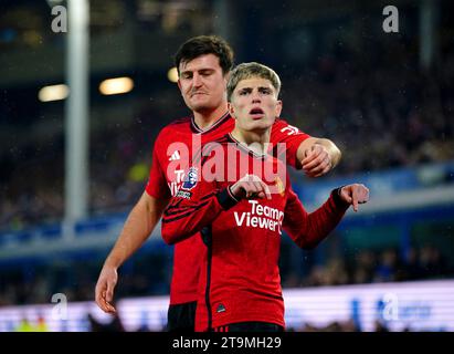 Alejandro Garnacho (à droite) de Manchester United célèbre après avoir marqué le premier but de leur équipe du match avec un coup de pied au-dessus de la tête lors du match de Premier League à Goodison Park, Liverpool. Date de la photo : dimanche 26 novembre 2023. Banque D'Images