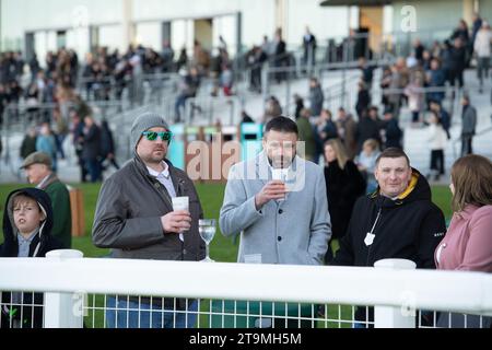 Ascot, Berkshire, Royaume-Uni. 25 novembre 2023. Racegoers au meeting November Racing Saturday à l'hippodrome d'Ascot. Crédit : Maureen McLean/Alamy Live News Banque D'Images