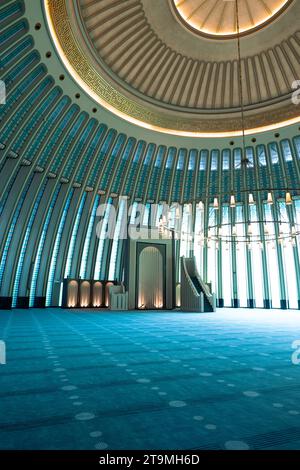 Vue intérieure de la mosquée Ali Kuscu dans la photo verticale de l'aéroport d'Istanbul. Istanbul Turkiye - 10.28.2023 Banque D'Images
