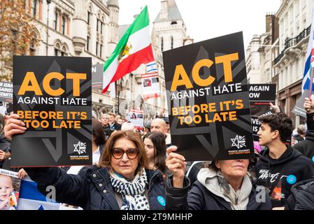 Londres, Royaume-Uni. 26 novembre 2023. Marche de solidarité nationale contre l'antisémitisme, organisée par la campagne contre l'antisémitisme. Les organisateurs ont appelé le peuple de ce pays à se tenir aux côtés de la communauté juive et à marcher en solidarité. Les marcheurs se réunissent et se forment devant les cours royales de justice et marchent jusqu'à la place du Parlement. Manifestants tenant Act Against Hate avant qu'il ne soit trop tard pancartes. Crédit : Stephen Bell/Alamy Live News Banque D'Images