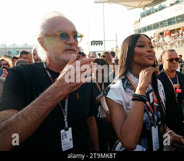 Abu Dhabi. 26 novembre 2023, Yas Marina circuit, Abu Dhabi, Formule 1 Etihad Airways Abu Dhabi Grand Prix 2023, dans le Picture Manager Flavio Briatore avec le mannequin britannique Naomi Campbell Credit : dpa Picture alliance/Alamy Live News Banque D'Images