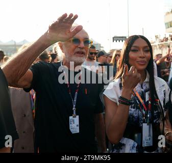 Abu Dhabi. 26 novembre 2023, Yas Marina circuit, Abu Dhabi, Formule 1 Etihad Airways Abu Dhabi Grand Prix 2023, dans le Picture Manager Flavio Briatore avec le mannequin britannique Naomi Campbell Credit : dpa Picture alliance/Alamy Live News Banque D'Images