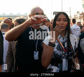 Abu Dhabi. 26 novembre 2023, Yas Marina circuit, Abu Dhabi, Formule 1 Etihad Airways Abu Dhabi Grand Prix 2023, dans le Picture Manager Flavio Briatore avec le mannequin britannique Naomi Campbell Credit : dpa Picture alliance/Alamy Live News Banque D'Images