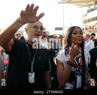 Abu Dhabi. 26 novembre 2023, Yas Marina circuit, Abu Dhabi, Formule 1 Etihad Airways Abu Dhabi Grand Prix 2023, dans le Picture Manager Flavio Briatore avec le mannequin britannique Naomi Campbell Credit : dpa Picture alliance/Alamy Live News Banque D'Images