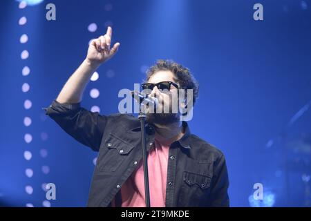 Padoue, Italie - 25 novembre 2023 : Tommaso Paradiso joue en direct au Kioene Arena de Padoue, Italie pour sa tournée TOMMY 2023. Banque D'Images