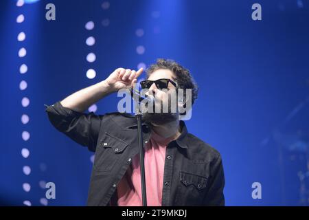 Padoue, Italie - 25 novembre 2023 : Tommaso Paradiso joue en direct au Kioene Arena de Padoue, Italie pour sa tournée TOMMY 2023. Banque D'Images