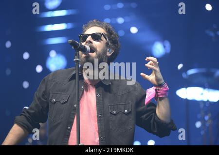 Padoue, Italie - 25 novembre 2023 : Tommaso Paradiso joue en direct au Kioene Arena de Padoue, Italie pour sa tournée TOMMY 2023. Banque D'Images