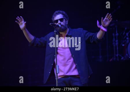 Padoue, Italie - 25 novembre 2023 : Tommaso Paradiso joue en direct au Kioene Arena de Padoue, Italie pour sa tournée TOMMY 2023. Banque D'Images