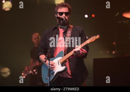 Padoue, Italie - 25 novembre 2023 : Tommaso Paradiso joue en direct au Kioene Arena de Padoue, Italie pour sa tournée TOMMY 2023. Banque D'Images