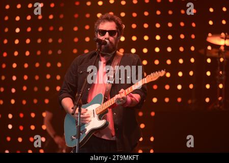 Padoue, Italie - 25 novembre 2023 : Tommaso Paradiso joue en direct au Kioene Arena de Padoue, Italie pour sa tournée TOMMY 2023. Banque D'Images