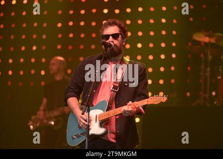 Padoue, Italie - 25 novembre 2023 : Tommaso Paradiso joue en direct au Kioene Arena de Padoue, Italie pour sa tournée TOMMY 2023. Banque D'Images