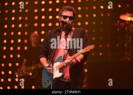 Padoue, Italie - 25 novembre 2023 : Tommaso Paradiso joue en direct au Kioene Arena de Padoue, Italie pour sa tournée TOMMY 2023. Banque D'Images