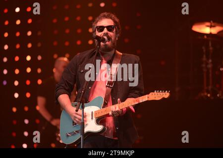 Padoue, Italie - 25 novembre 2023 : Tommaso Paradiso joue en direct au Kioene Arena de Padoue, Italie pour sa tournée TOMMY 2023. Banque D'Images