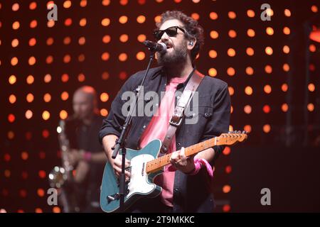 Padoue, Italie - 25 novembre 2023 : Tommaso Paradiso joue en direct au Kioene Arena de Padoue, Italie pour sa tournée TOMMY 2023. Banque D'Images