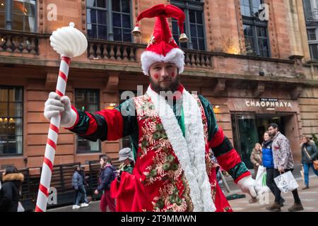 Glasgow, Écosse, Royaume-Uni. 26 novembre 2023. Des artistes festifs, des musiciens et des danseurs en costumes divertissent la foule pendant que le style Mile Christmas Carnival se produit le long de Buchanan Street. Crédit : SKULLY/Alamy Live News Banque D'Images