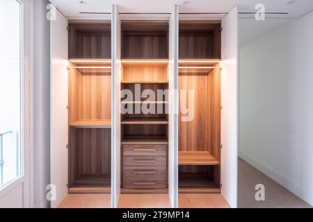 Découvrez le summum de l'élégance et de la sophistication dans ce penthouse de luxe à couper le souffle, situé au cœur de Madrid. Banque D'Images